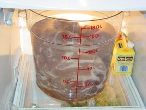 Pork soaks in water for two hours